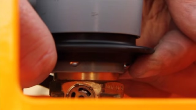 Removing the regulator from the cylinder