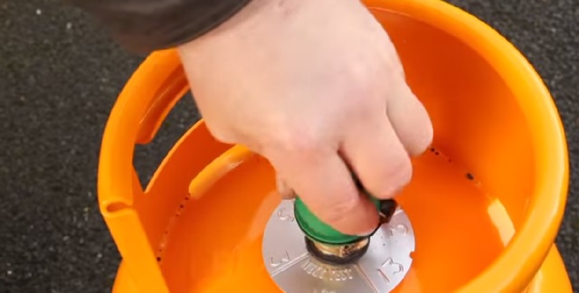 Refitting the protective cap on the empty cylinder