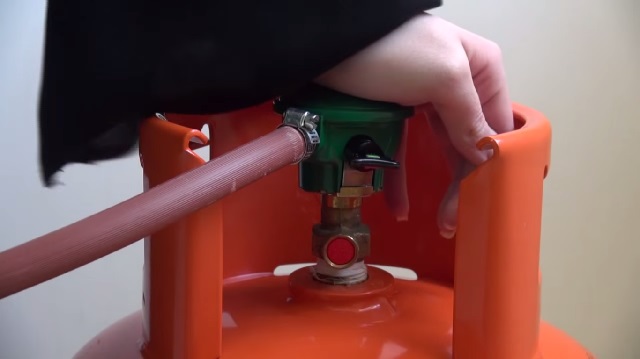 How to Connect a Gas Cylinder Safely, Step by Step