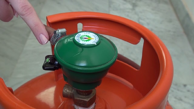 The regulator and hose fitted to the cylinder